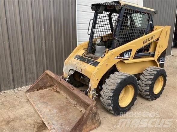CAT 236B Krautuvai su šoniniu pasukimu