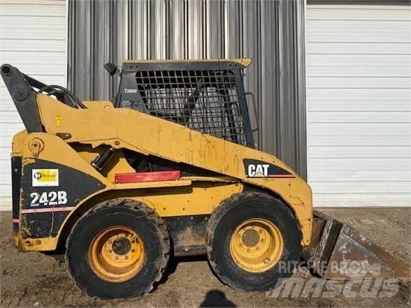 CAT 242B Krautuvai su šoniniu pasukimu