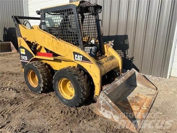 CAT 242B Krautuvai su šoniniu pasukimu