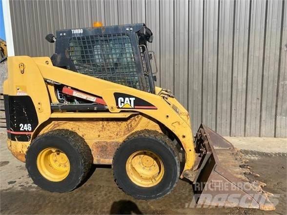 CAT 246 Krautuvai su šoniniu pasukimu