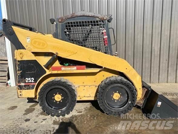 CAT 252 Krautuvai su šoniniu pasukimu