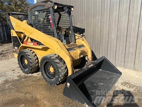CAT 252 Krautuvai su šoniniu pasukimu