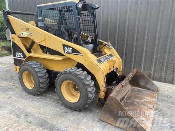 CAT 252B Krautuvai su šoniniu pasukimu