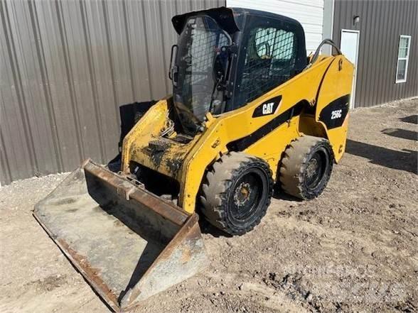 CAT 256C Krautuvai su šoniniu pasukimu