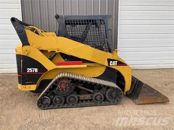 CAT 257B Krautuvai su šoniniu pasukimu