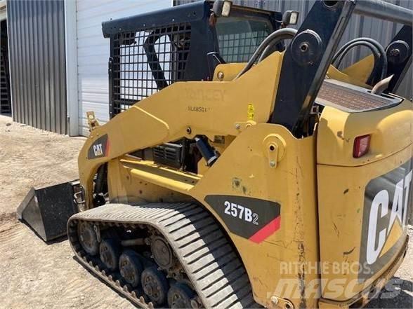 CAT 257B2 Krautuvai su šoniniu pasukimu