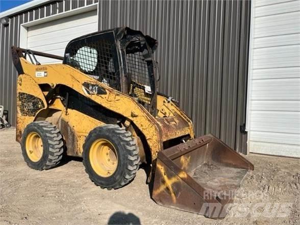 CAT 272C Krautuvai su šoniniu pasukimu