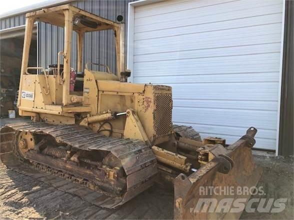 CAT D3B Vikšriniai buldozeriai