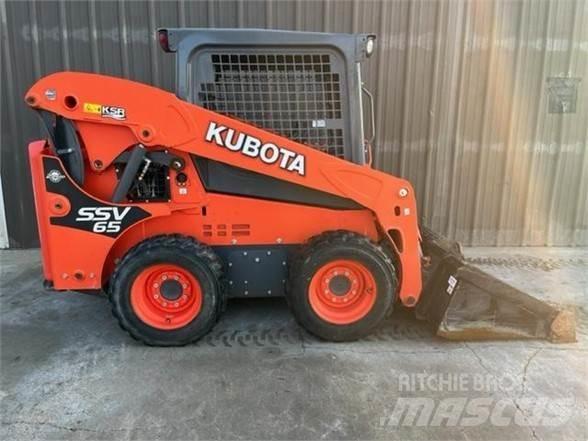 Kubota SSV65 Krautuvai su šoniniu pasukimu