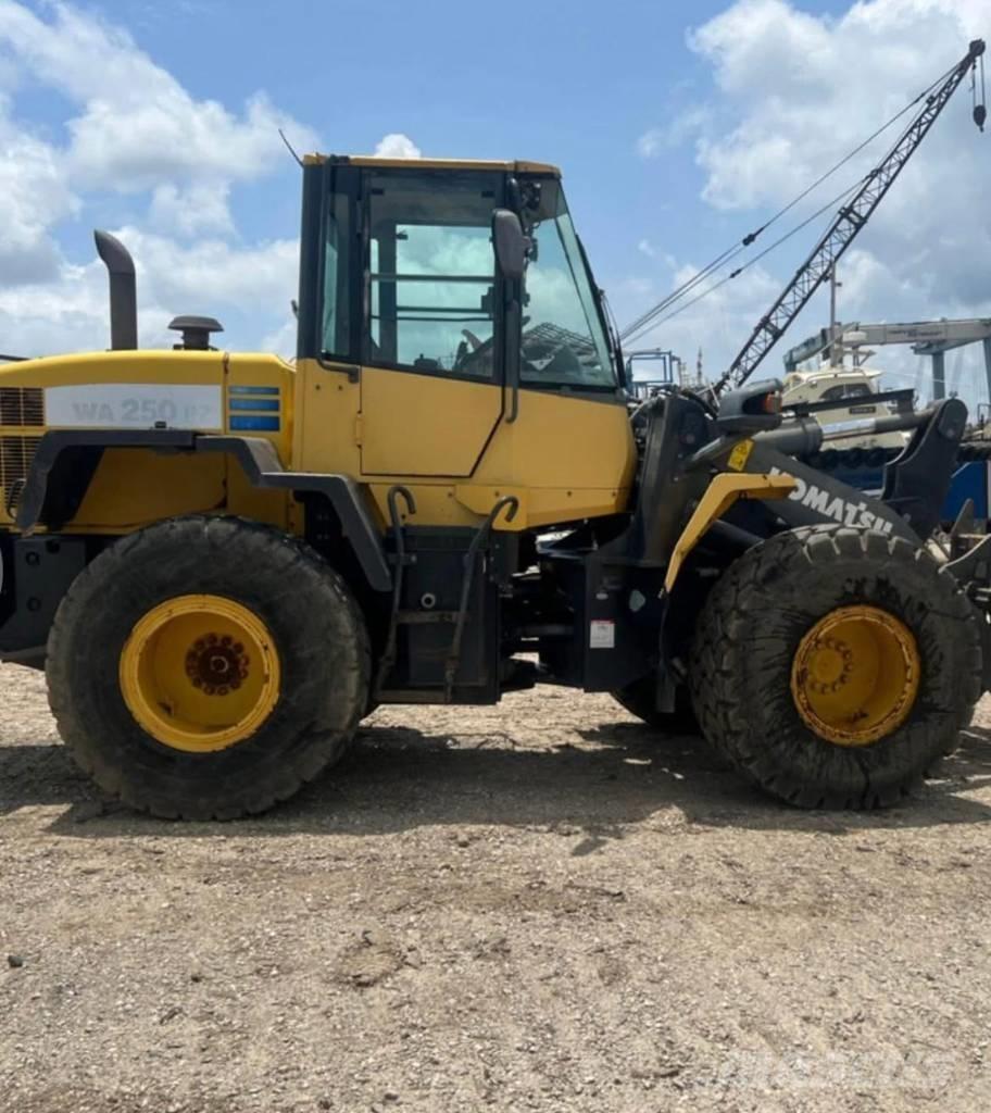 Komatsu WA 250 PZ-6 Naudoti ratiniai krautuvai