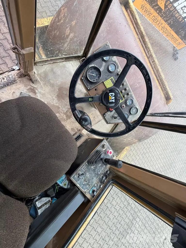 CAT CS-563 AW Kiti volai