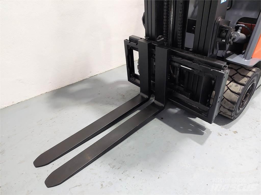 Toyota 7FBMF30 Elektriniai šakiniai krautuvai