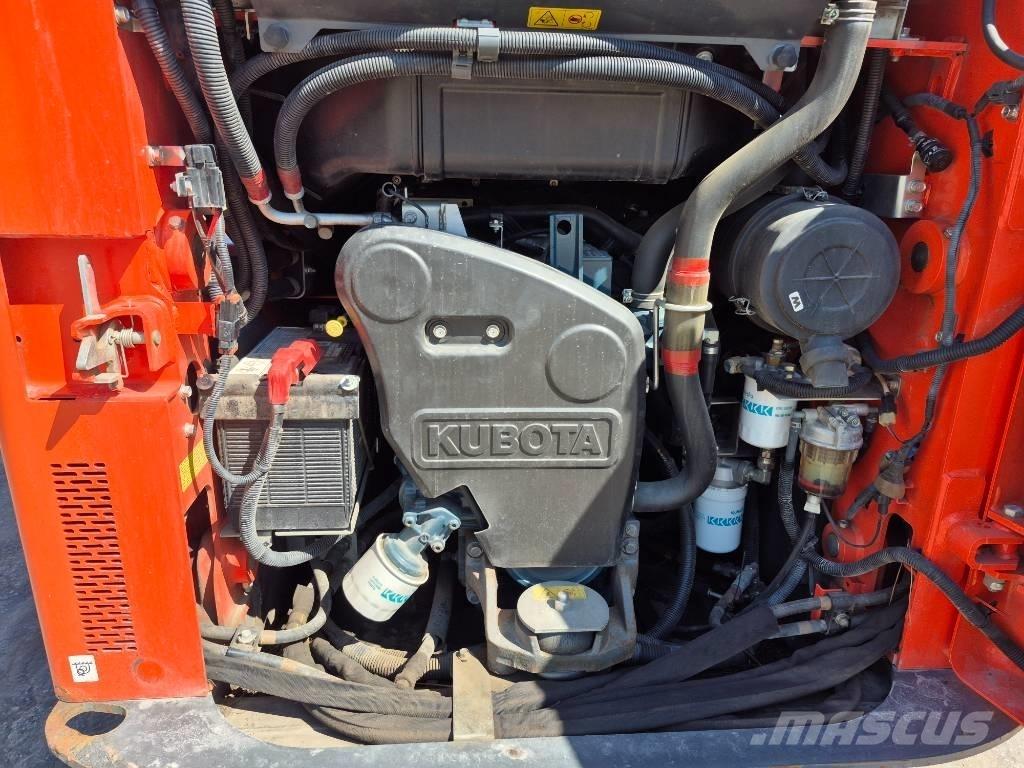 Kubota SSV 65 Krautuvai su šoniniu pasukimu