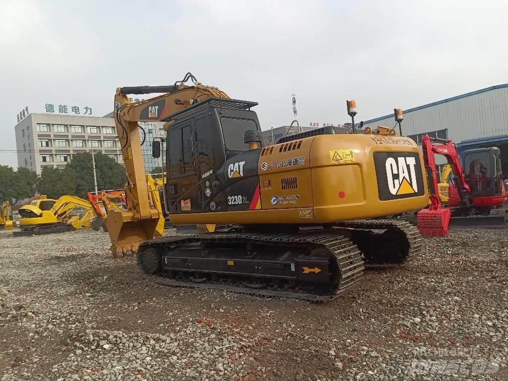 CAT 323 D Vikšriniai ekskavatoriai
