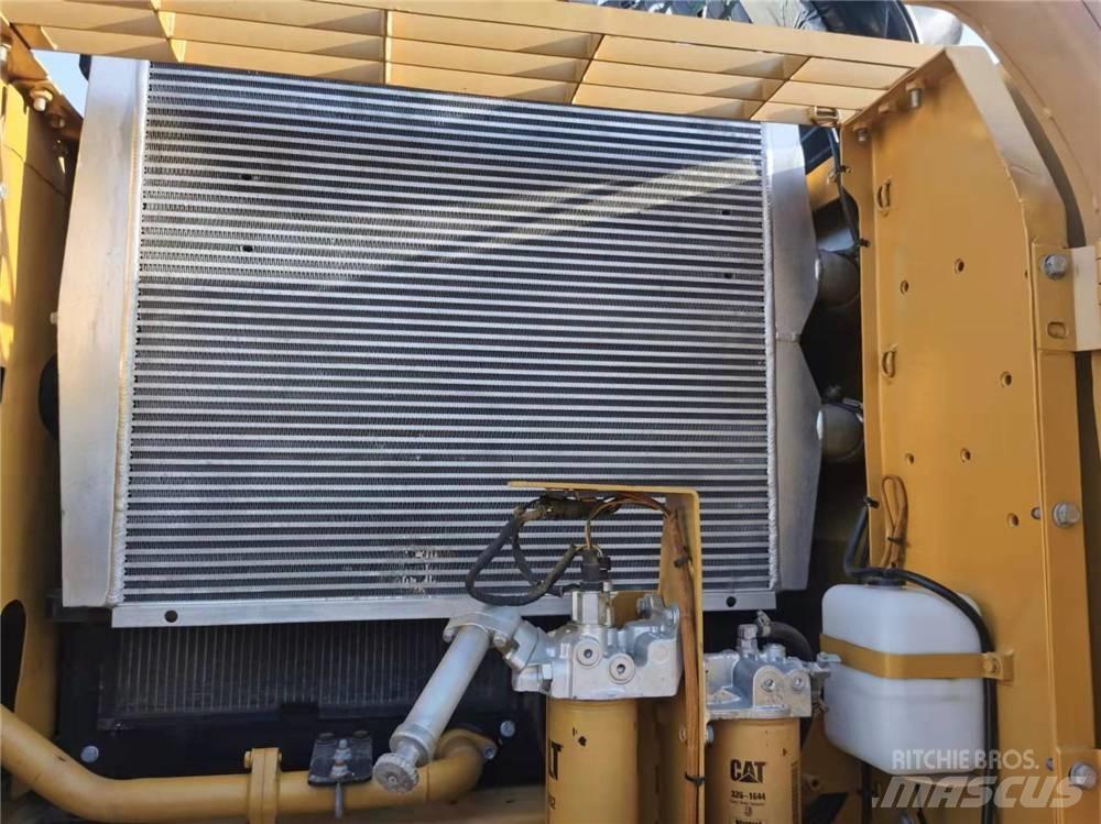 CAT 326D Vikšriniai ekskavatoriai