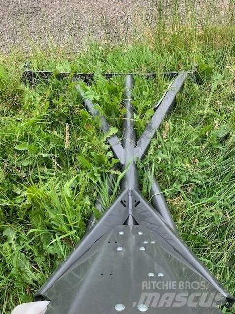 CLAAS BALE TWISTER Ritinių presai