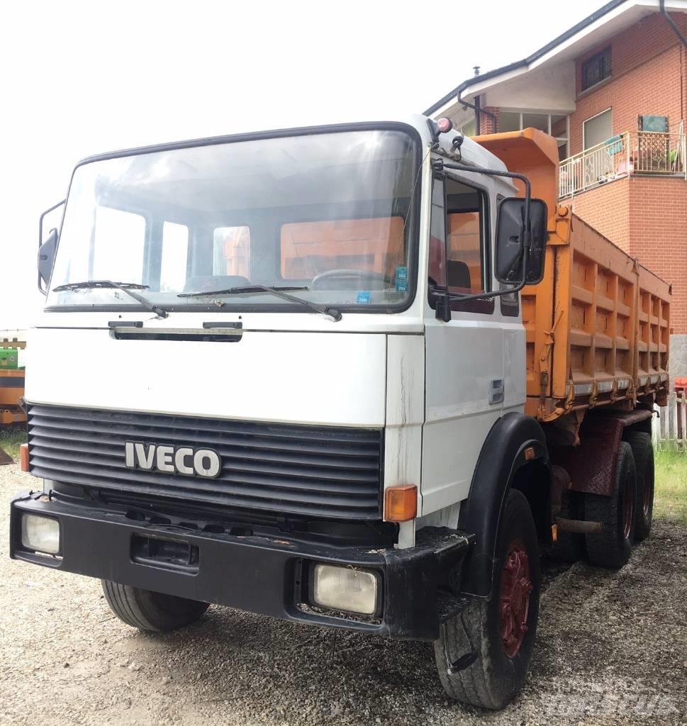 Iveco 330-26 Savivarčių priekabų vilkikai