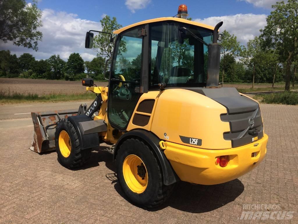 Volvo L 25 F Naudoti ratiniai krautuvai