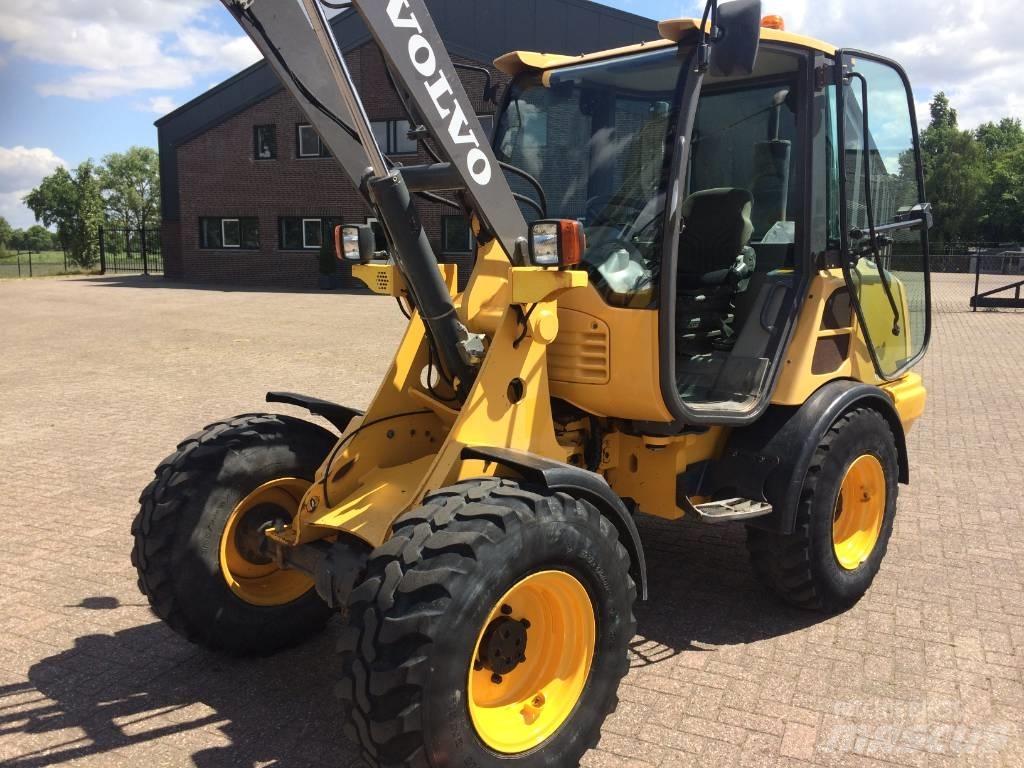Volvo L 25 F Naudoti ratiniai krautuvai