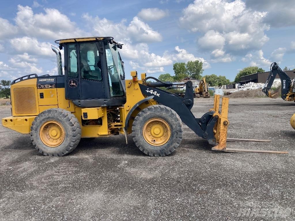 DEERE 444K Naudoti ratiniai krautuvai