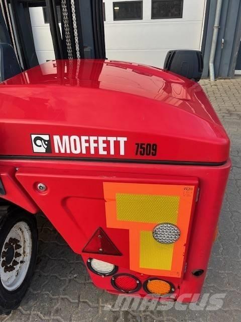 Moffett M4 25.3 Dyzeliniai krautuvai