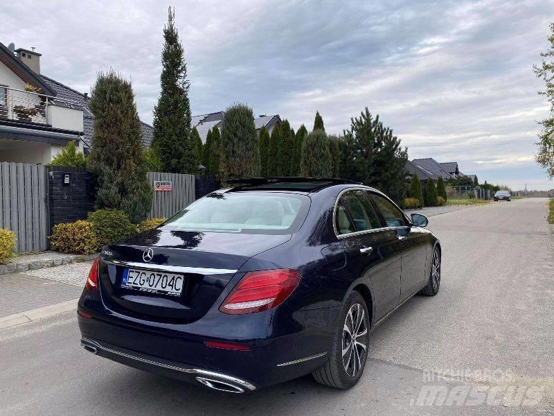 Mercedes-Benz E 300D Lengvieji automobiliai