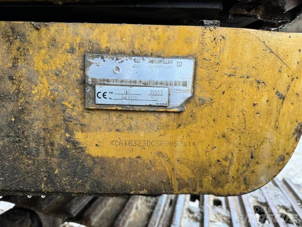 CAT 323 D Vikšriniai ekskavatoriai