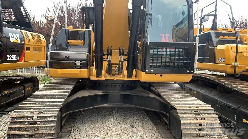CAT 324 Vikšriniai ekskavatoriai
