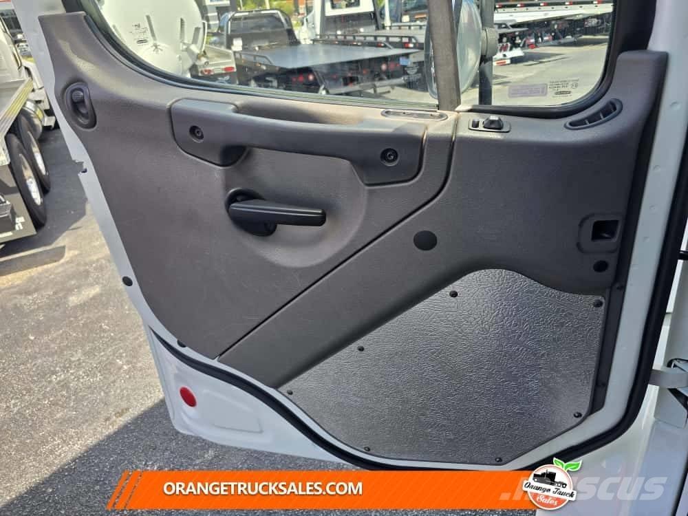 Freightliner M2 Sunkvežimiai su dengtu kėbulu