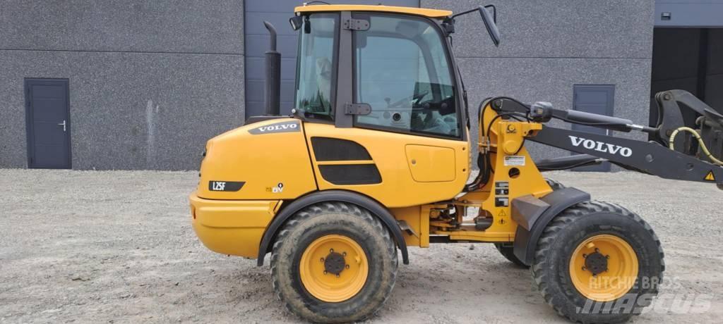 Volvo L 25 F Naudoti ratiniai krautuvai