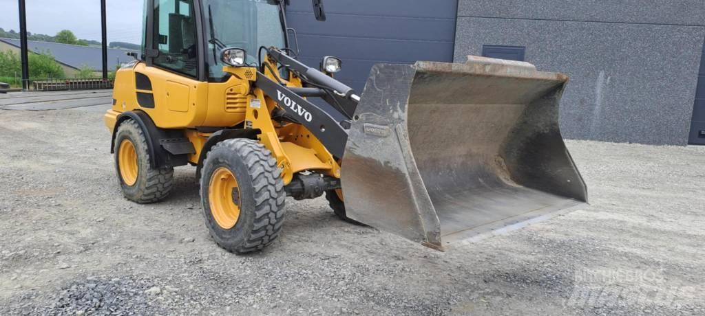 Volvo L 25 F Naudoti ratiniai krautuvai