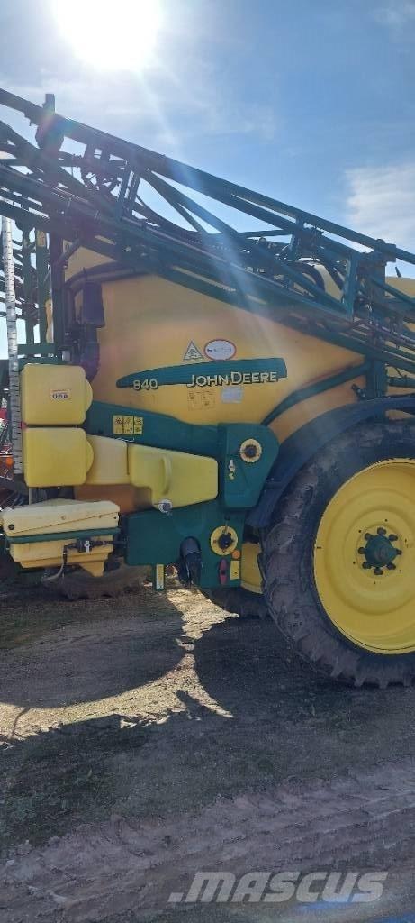 John Deere 840 i Prikabinami purkštuvai