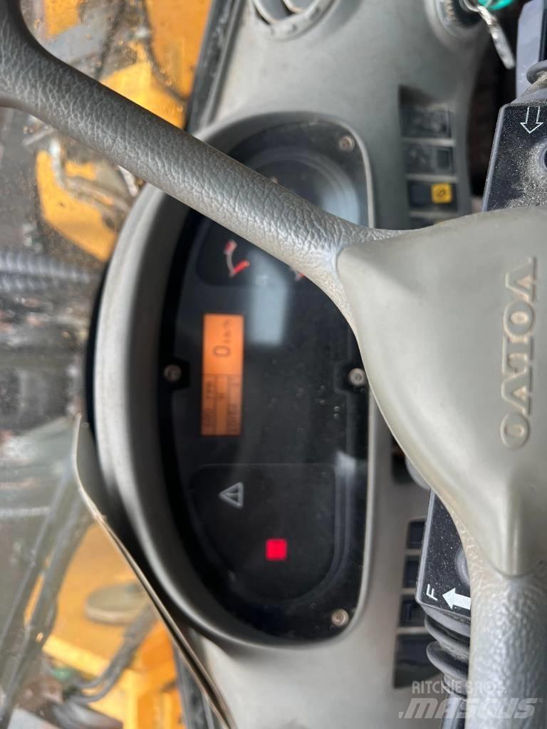 Volvo L 220 E Naudoti ratiniai krautuvai