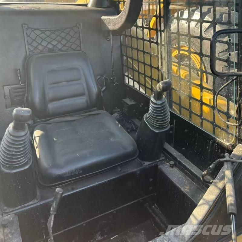 CAT 226 Krautuvai su šoniniu pasukimu