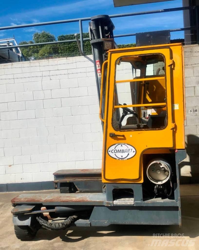 Combilift C4000 Krautuvai su pakrovimu iš šonų