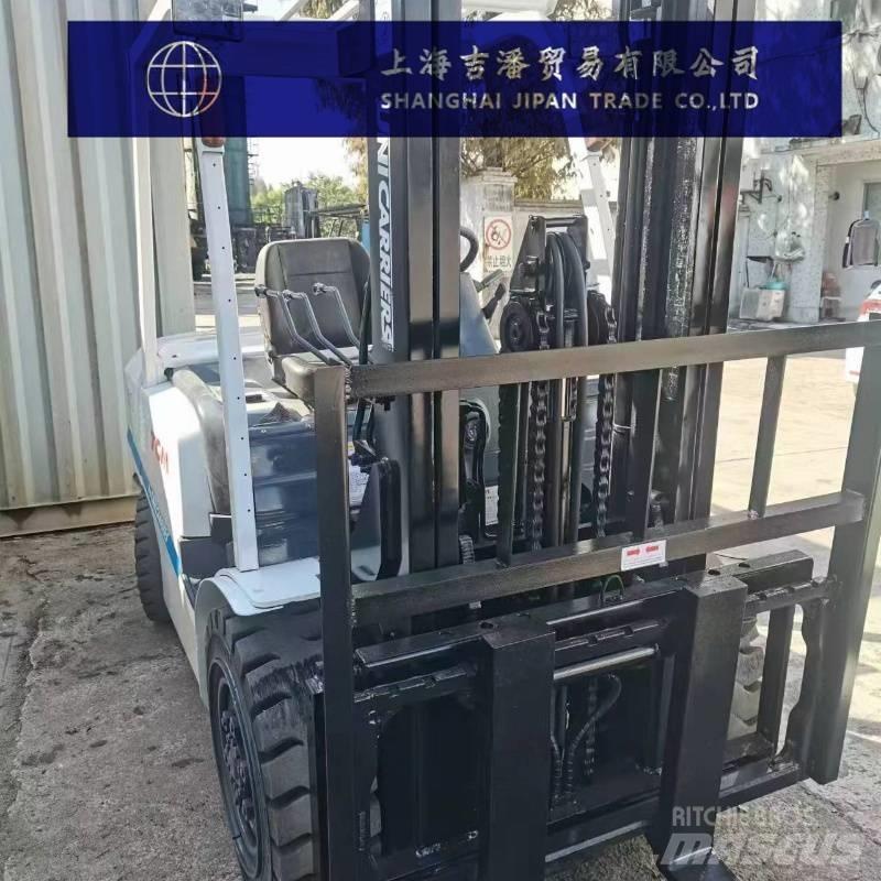 TCM FD 30 Dyzeliniai krautuvai