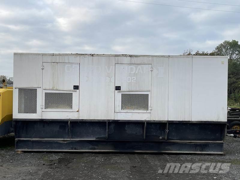 CAT C 18 - 700 Dyzeliniai generatoriai