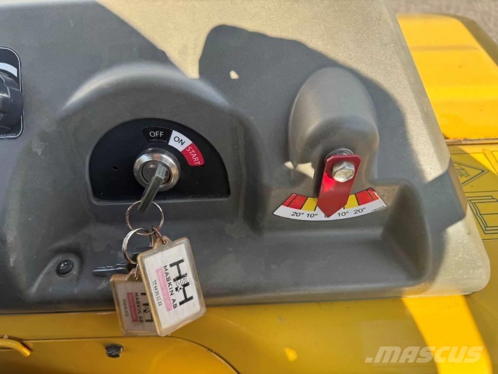 Yanmar C30R-3TV Vikšrinė savivartė technika