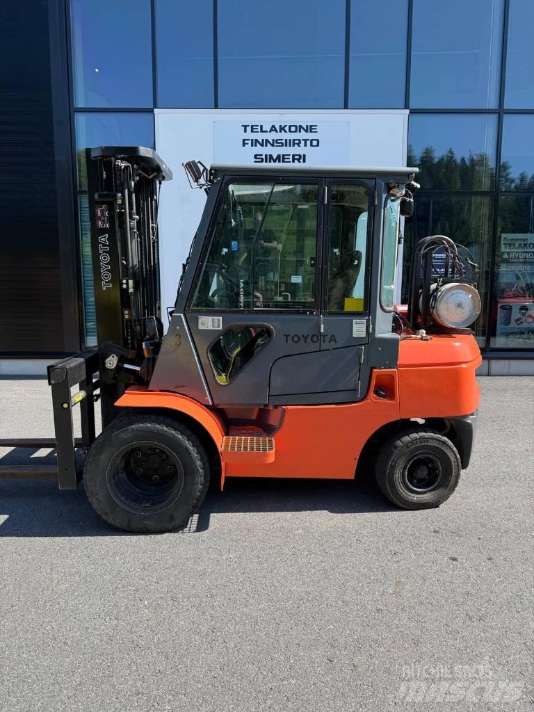 Toyota 02-7 FGF 30 LPG (dujiniai) krautuvai