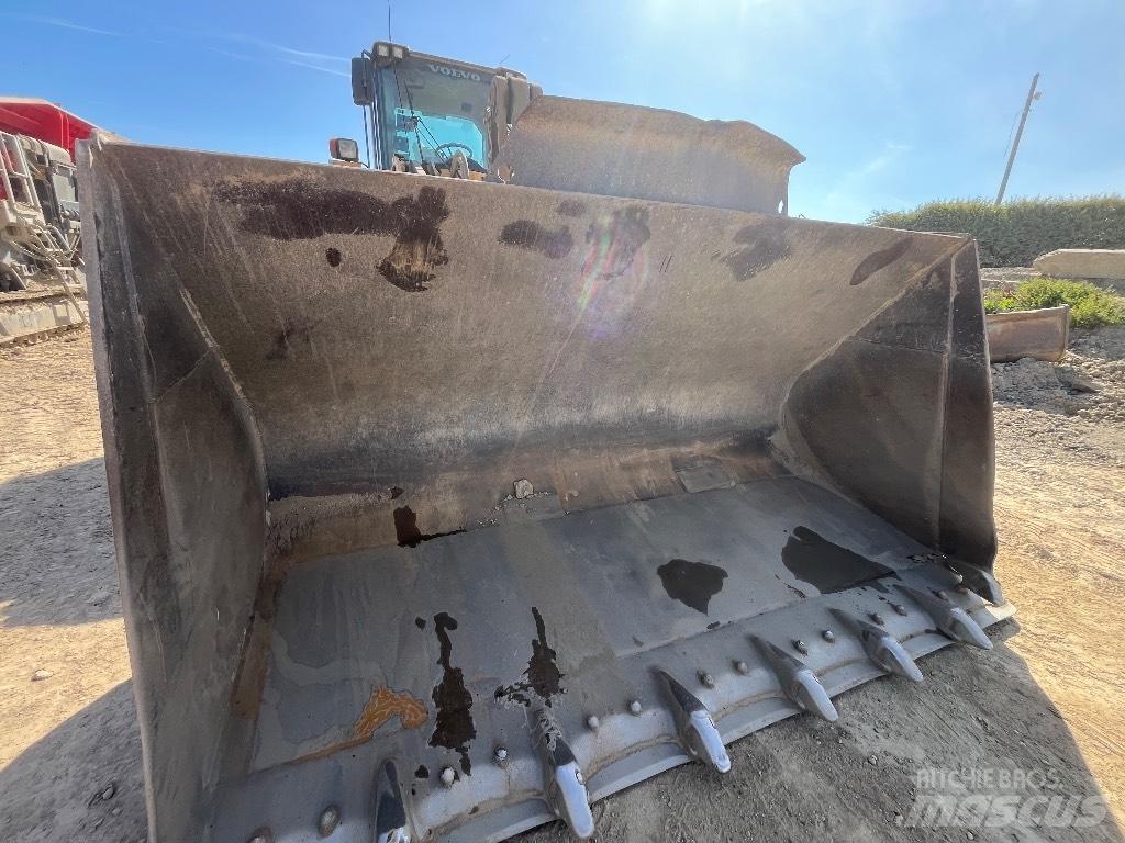 Volvo L180F Naudoti ratiniai krautuvai