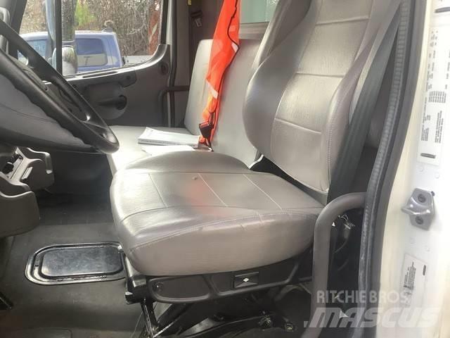 Freightliner M2 Sunkvežimiai su dengtu kėbulu