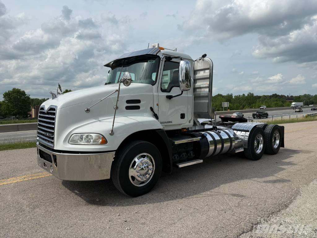 Mack CXU 613 Naudoti vilkikai