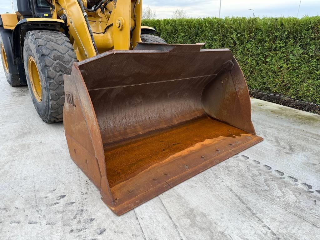 CAT 930 M Naudoti ratiniai krautuvai