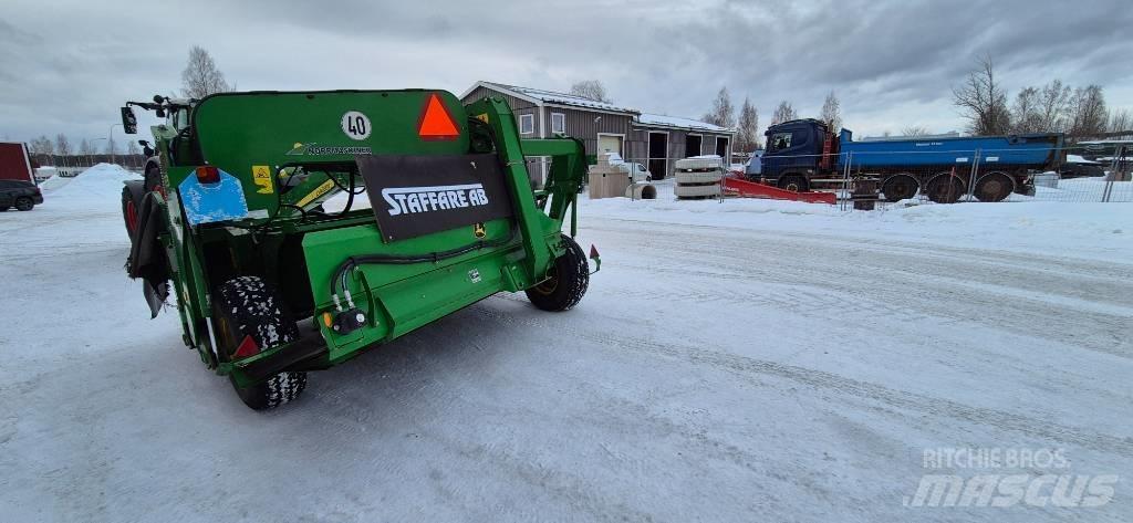 John Deere 835 Formuojančios žoliapjovės