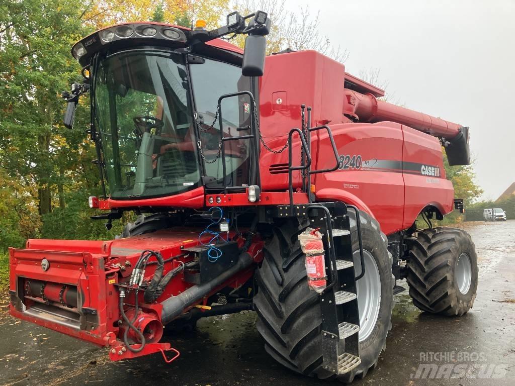 Case IH Axial 8240 Derliaus nuėmimo kombainai