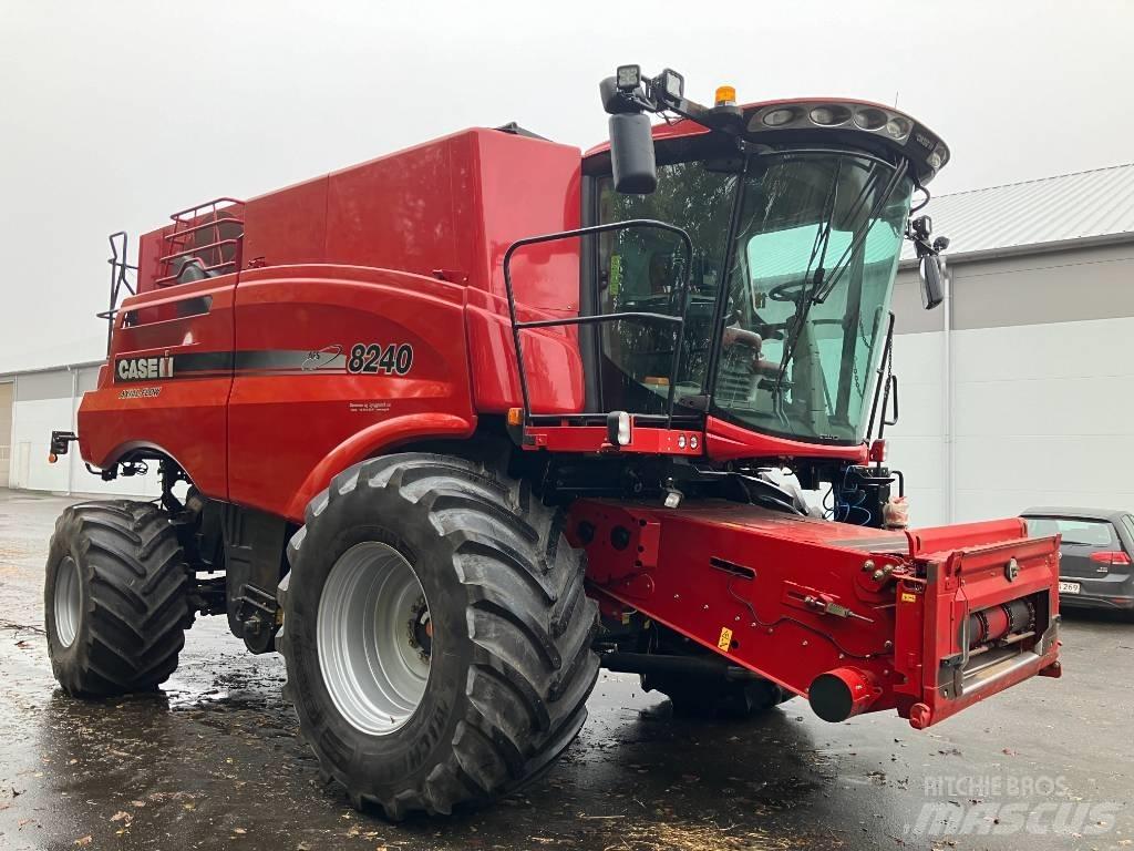 Case IH Axial 8240 Derliaus nuėmimo kombainai