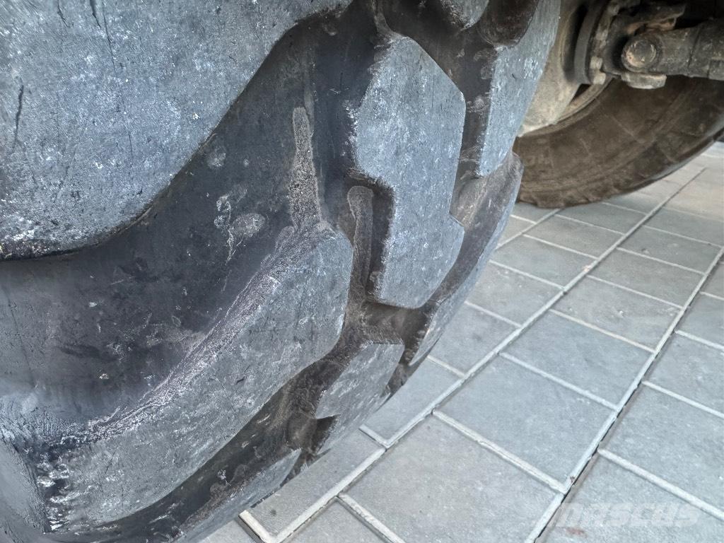 Liebherr L 506 Naudoti ratiniai krautuvai