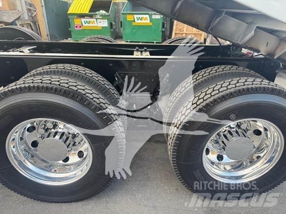 Kenworth T680 Savivarčių priekabų vilkikai