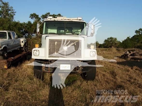 Volvo WG64 Vandens sunkvežimiai