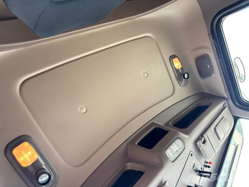 Peterbilt 389 Pagalbos kelyje automobiliai